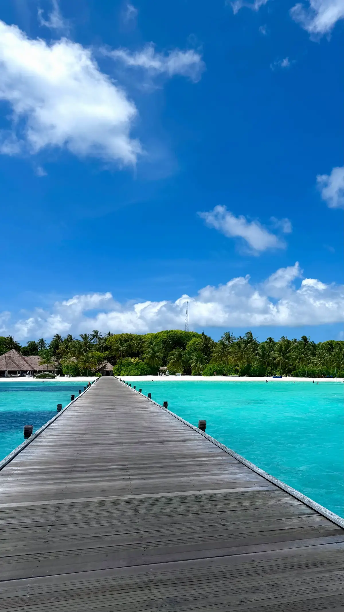 Passerelle sur un lagon tropical aux Maldives