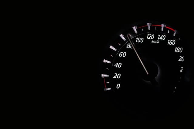 Un compteur approchant les 100 km/h