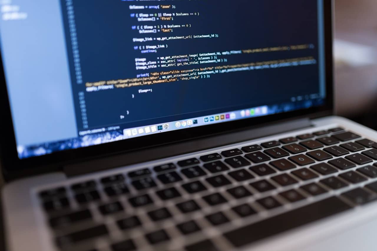 Lignes de code sur un ordinateur