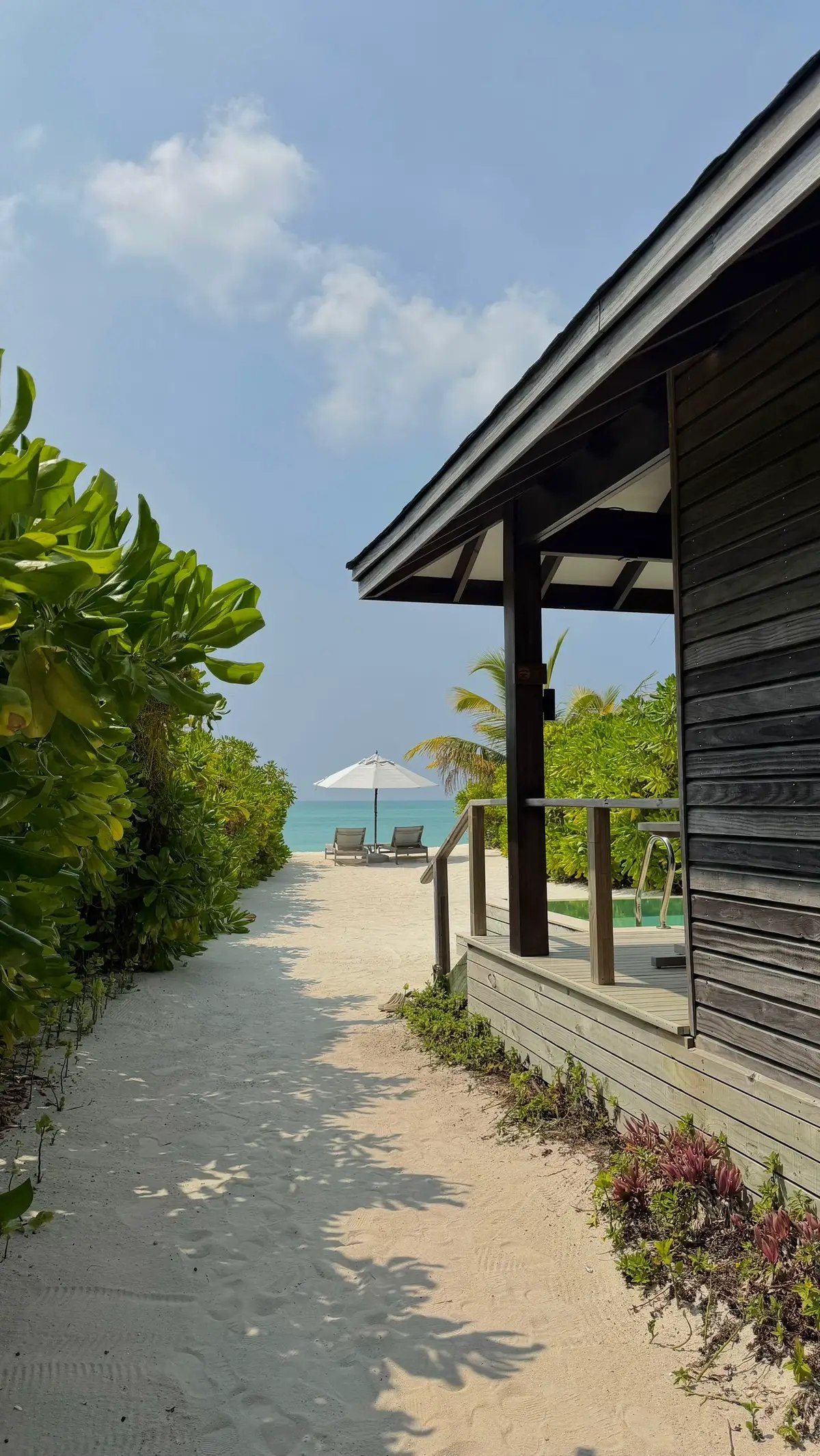 Plage tropicale et villa en bois au bord de la mer